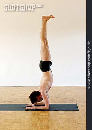 
                Mann, Yoga, Unterarmstand, Pincha Mayurasana                   