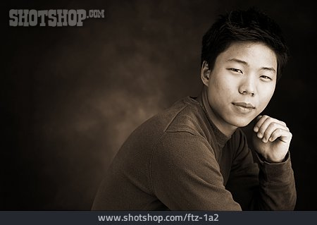 
                Portrait, Junger Mann, Blick In Die Kamera, Asiate                   