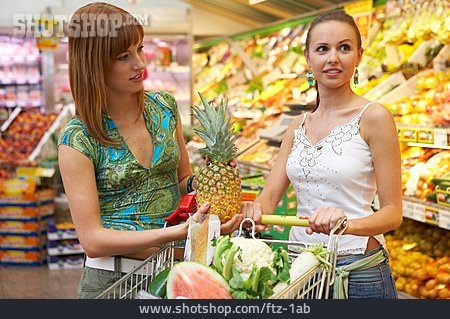 
                Junge Frau, Einkauf & Shopping, Einkaufen, Einkaufswagen                   
