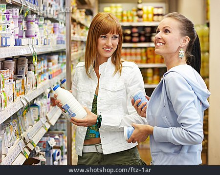 
                Junge Frau, Einkauf & Shopping, Einkaufen, Supermarkt                   