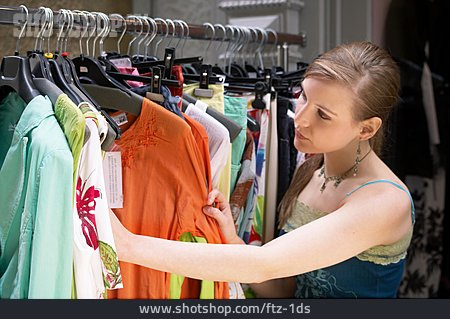 
                Junge Frau, Kopf- & Schulteransicht, Einkauf & Shopping                   