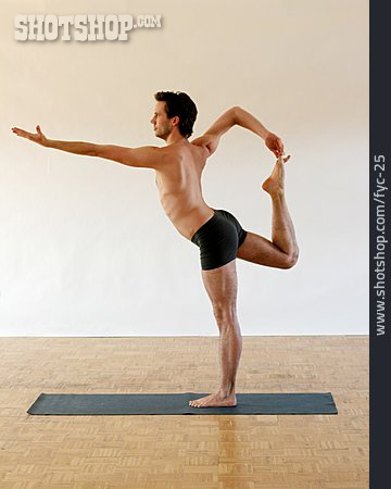 
                Mann, Yoga, Natarayasasana                   
