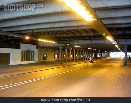 
                Tunnel, Straßenverkehr, Unterführung                   