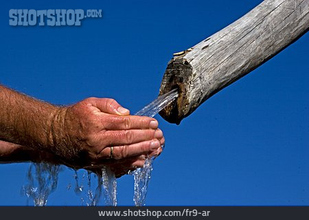 
                Wasser, Hand, Brunnen                   