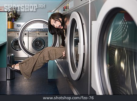 
                Junge Frau, Waschmaschine, Waschsalon                   