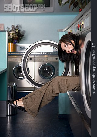 
                Junge Frau, Waschmaschine                   