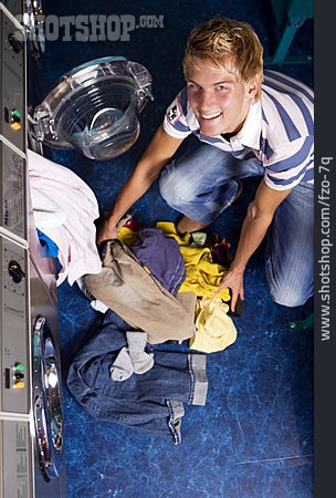 
                Junger Mann, Wäsche, Waschmaschine, Waschsalon                   