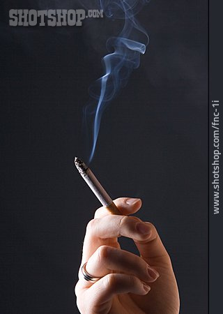 
                Hand, Zigarette, Rauch                   