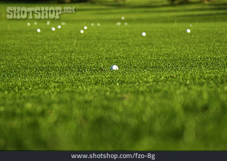 
                Golfplatz, Grasfläche, Golfbälle                   