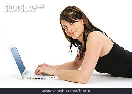 
                Junge Frau, Liegen, Laptop                   