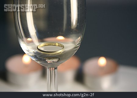 
                Sektglas, Eheversprechen, Heiratsantrag                   