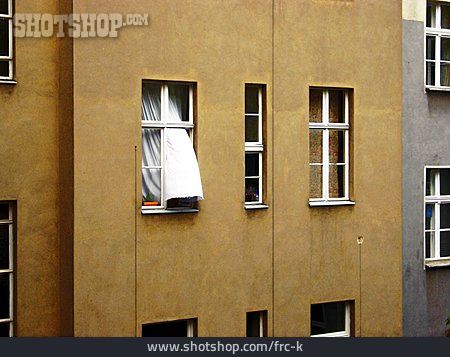 
                Fenster, Vorhang, Hinterhof                   