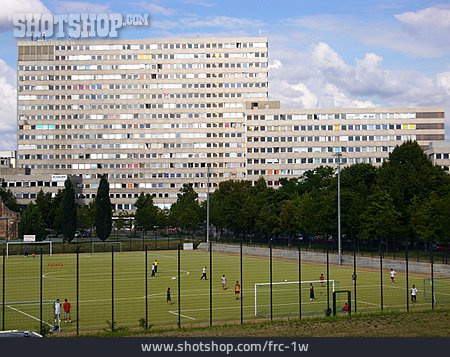 
                Städtisches Leben, Fußballplatz, Wohnblock                   