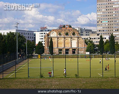 
                Städtisches Leben, Berlin, Fußballplatz                   