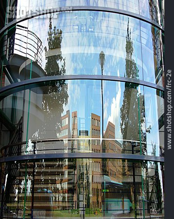 
                Spiegelung, Glasfassade, Potsdamer Platz                   