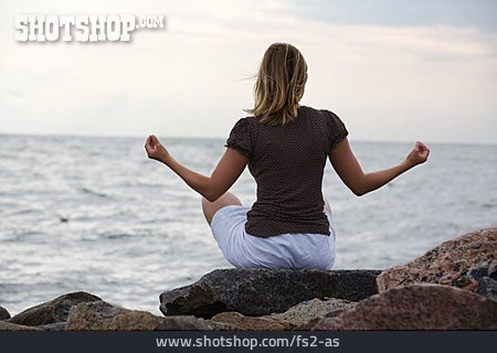 
                Junge Frau, Meditation, Yoga, Chin Mudra                   