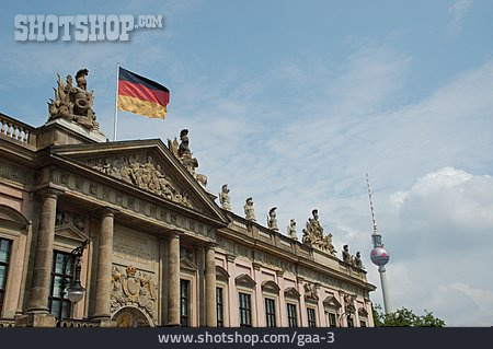 
                Fernsehturm, Deutschlandfahne, Reichstag                   