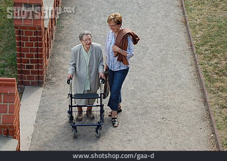 
                Frau, Seniorin, Pflege & Fürsorge, Gehhilfe                   