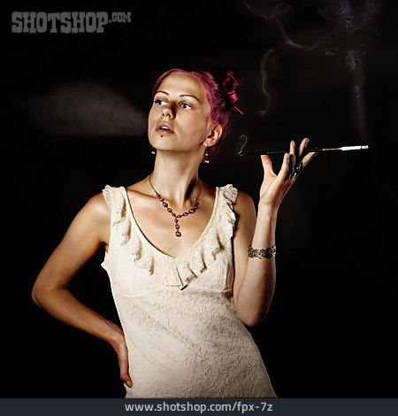 
                Junge Frau, Elegant, Rauchen                   