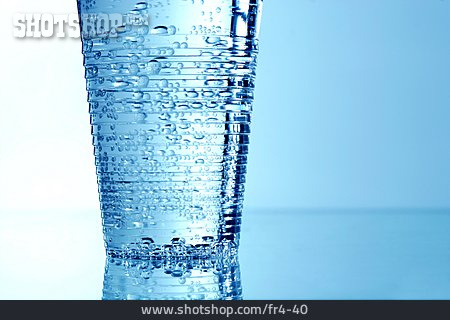 
                Wasser, Mineralwasser, Plastikbecher                   
