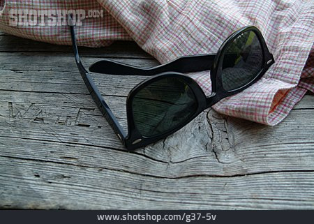 
                Sonnenbrille, Hemd                   