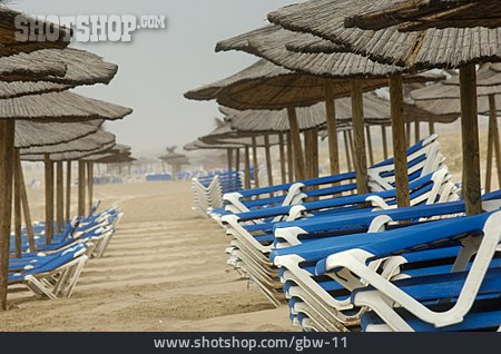 
                Tourismus, Sonnenschirm, Strandliege                   