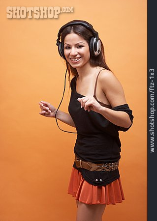 
                Junge Frau, Musik, Kopfhörer                   