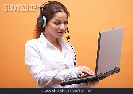
                Junge Frau, Laptop, Headset                   