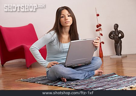 
                Junge Frau, Sitzen, Laptop                   