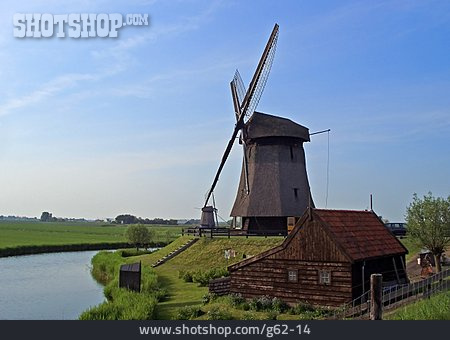 
                Kanal, Holzhaus, Windmühle                   