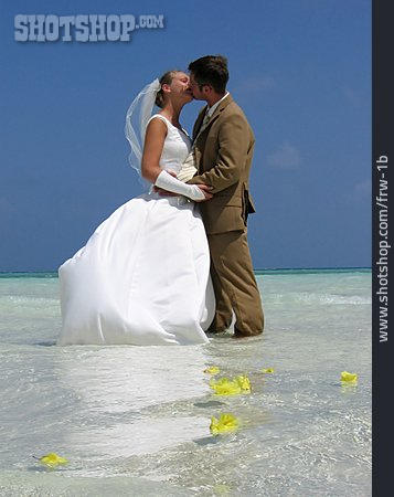 
                Hochzeit, Kuss, Brautpaar, Malediven, Hochzeitsreise                   