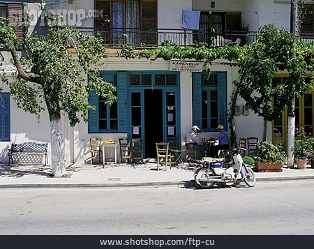 
                Straßenszene, Kreta, Taverne                   