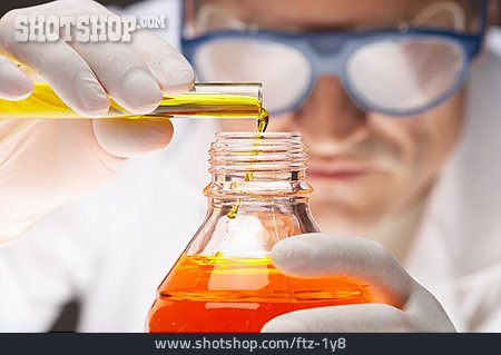 
                Wissenschaftler, Chemikalie, Reagenzglas                   