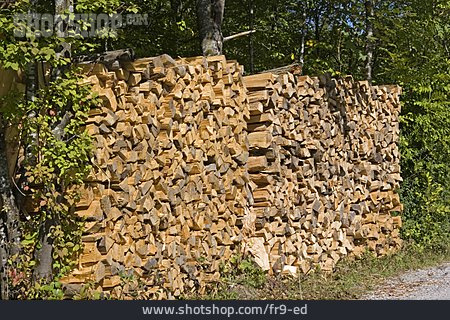 
                Holzstapel, Anzündholz, Brennholzstapel                   