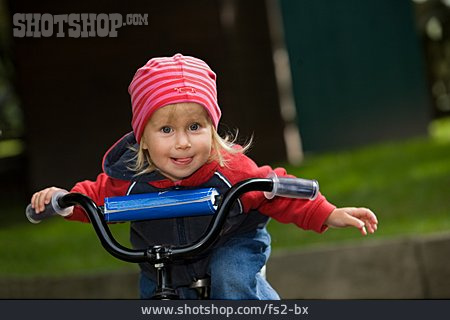 
                Mädchen, Fahrradfahren                   