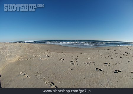 
                Strand, Sand, Fußspuren                   