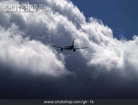 
                Flugzeug, Bewölkter Himmel                   