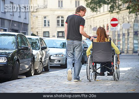 
                Freundschaft, Soziales, Betreuung, Rollstuhlfahrerin                   