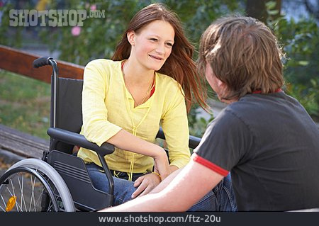
                Freundschaft, Behinderung, Rollstuhlfahrerin                   