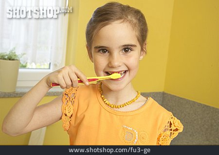 
                Kind, Zähne Putzen, Zahnpflege, Mundhygiene                   