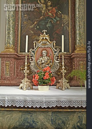 
                Altar, Klosterkirche                   