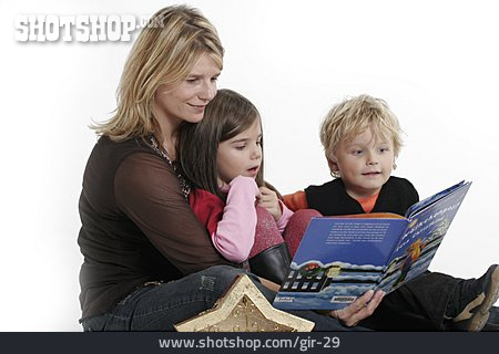 
                Kind, Mutter, Vorlesen                   