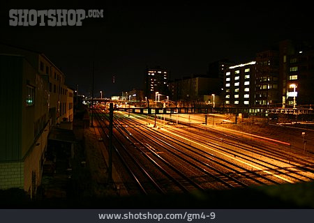 
                Nacht, Schienenverkehr, Bahnhof                   
