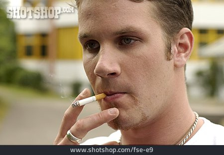 
                Junger Mann, Zigarette, Raucher                   