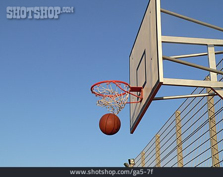 
                Zaun, Ball, Basketballkorb                   