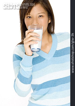 
                Junge Frau, Gesunde Ernährung, Trinken, Milchglas                   