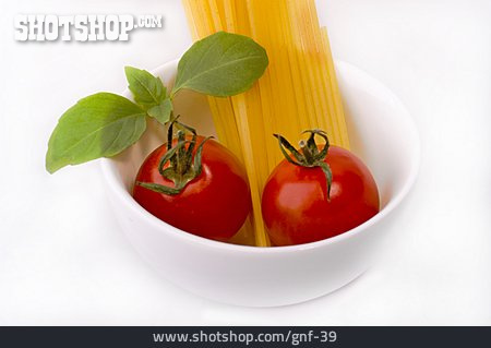 
                Tomate, Spaghetti, Basilkum                   