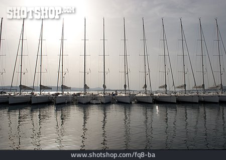 
                Segelboot, Yachthafen                   