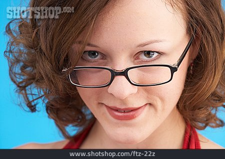 
                Junge Frau, Brille                   