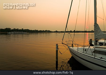 
                Sonnenuntergang, See, Segelboot                   